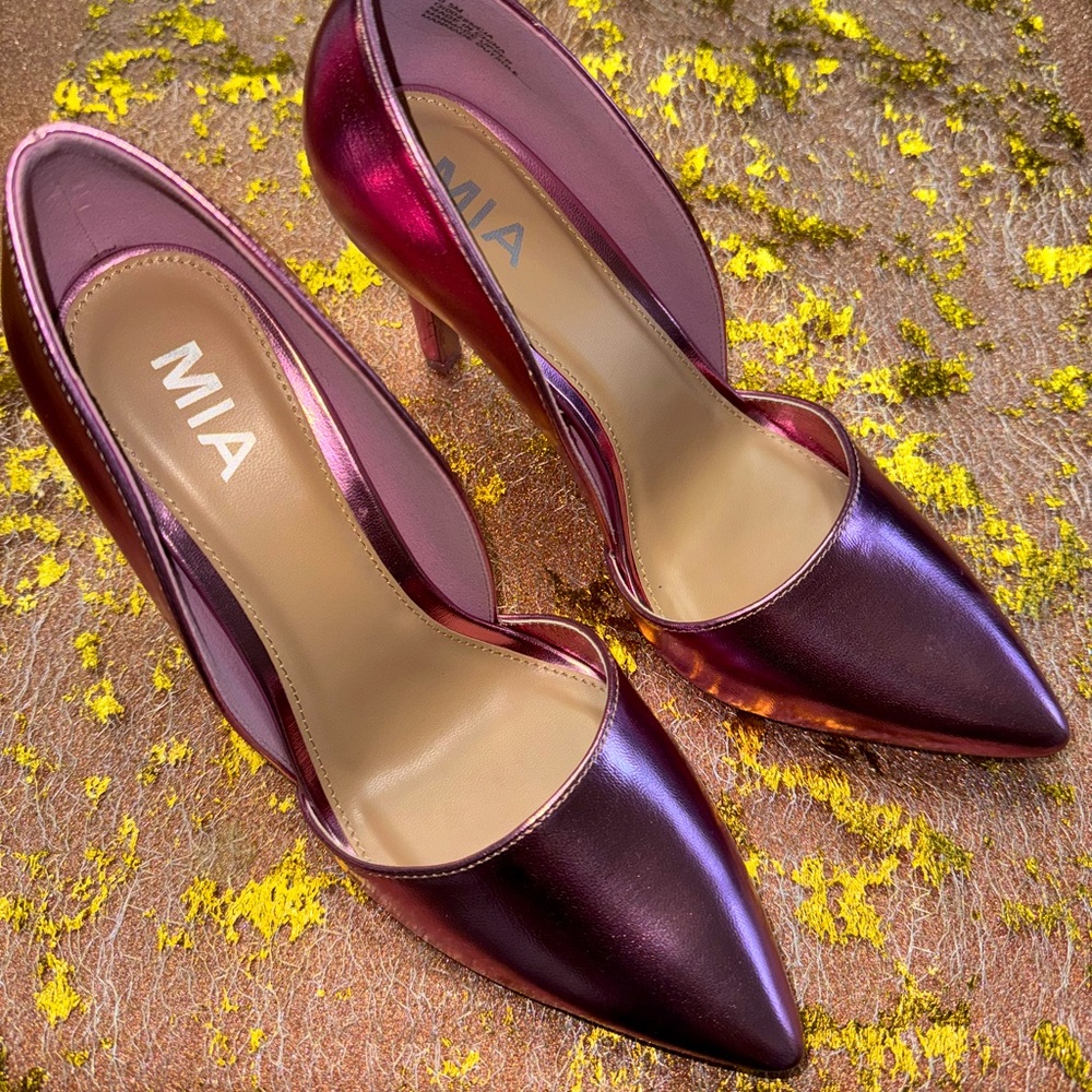 Beautiful PINK METALLIC heels